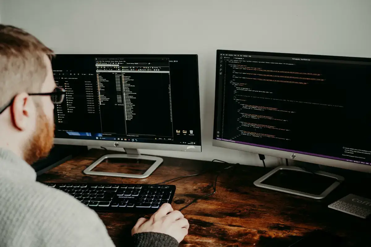 Lee más sobre el artículo Desarrollador web: habilidades para forjar el futuro digital
