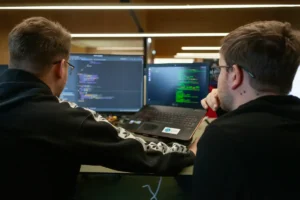 Lee más sobre el artículo Qué es un bootcamp: la ruta hacia una carrera en tecnología