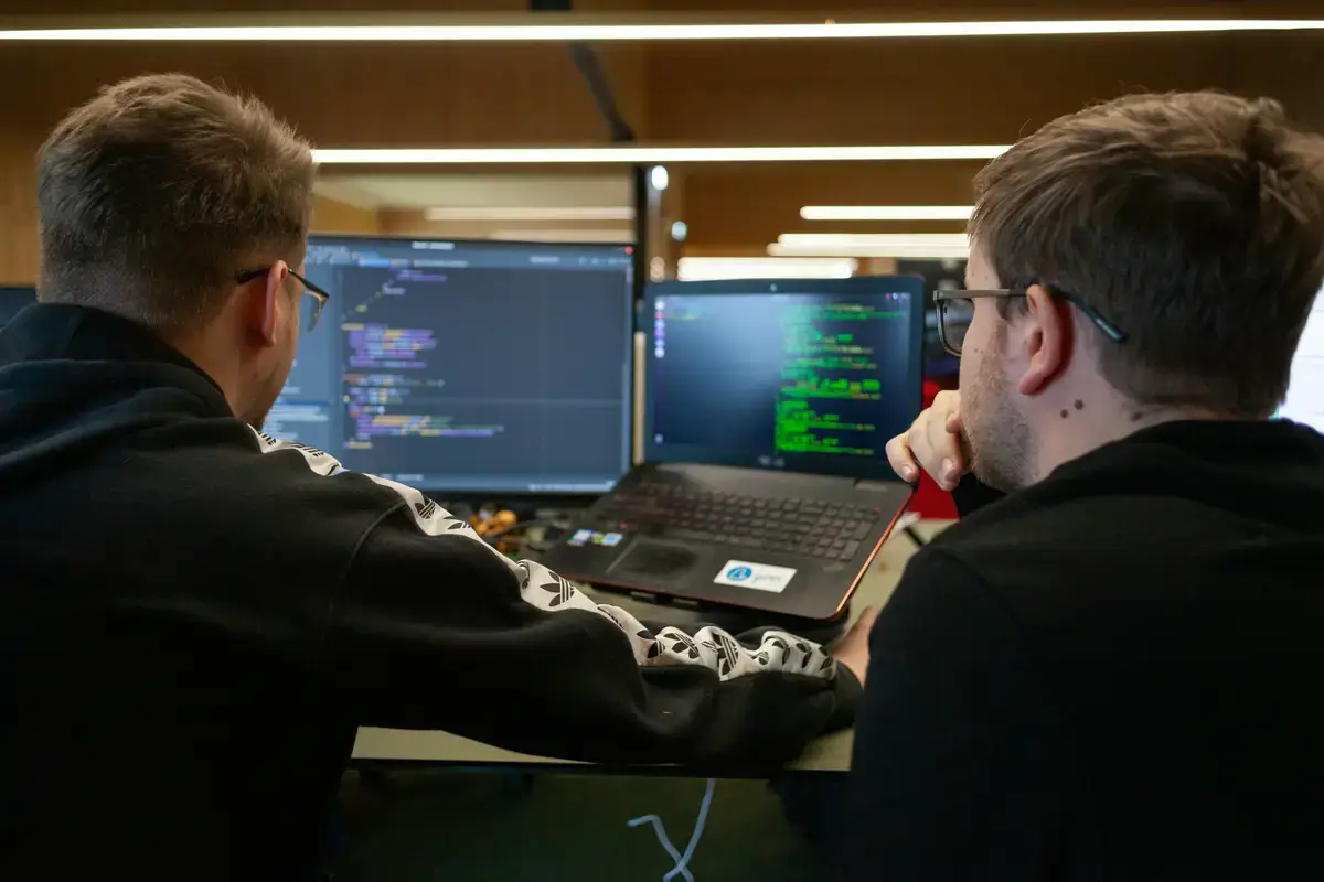 Lee más sobre el artículo Qué es un bootcamp: la ruta hacia una carrera en tecnología